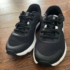 Under Armour Boys Charged Rogue 3 sneakers size 5.5
